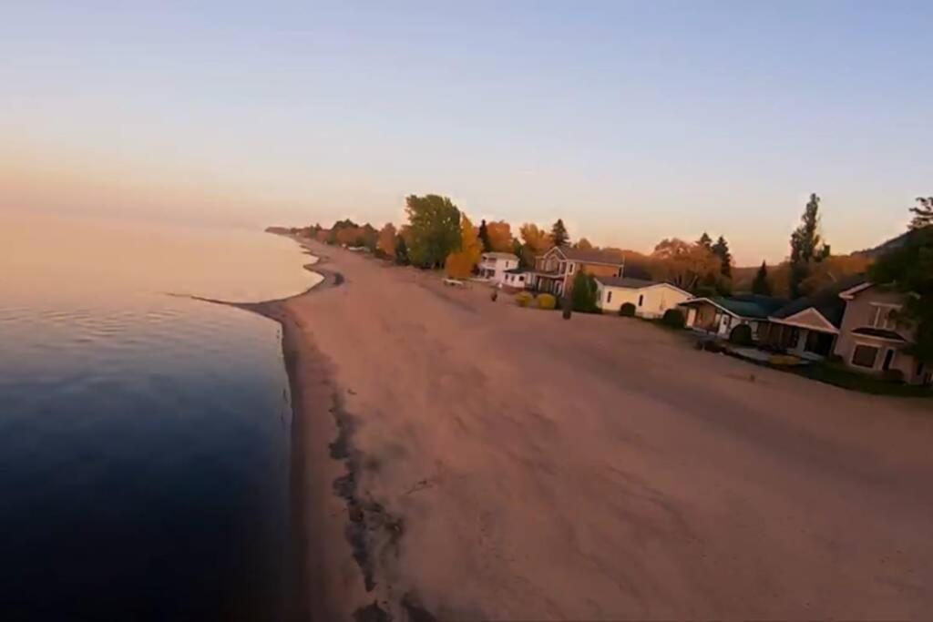 Maison Sur Le Lac Desbiens Bagian luar foto